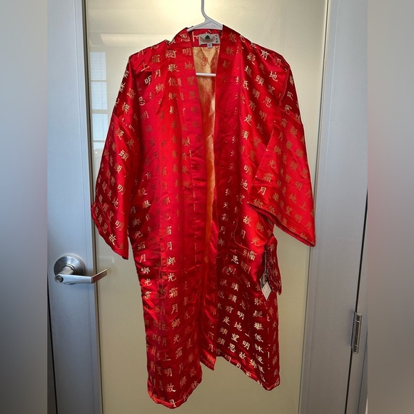 DA Shang Hai Other - NWT 100% silk kimono , robe, vintage , Red gold, Chinese characters, w/ Belt  XL